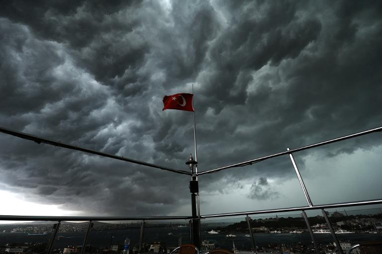 Đám mây đen vần vũ phía sau lá cờ Thổ Nhĩ Kỳ trong một cơn bão ở eo biển Bosphorus, Istanbul
