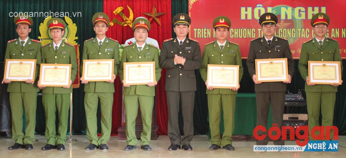 Đồng chí Thiếu tướng Nguyễn Xuân Lâm, Giám đốc Công an tỉnh trao Giấy khen cho các cá nhân có thành tích xuất sắc trong công tác, chiến đấu năm 2013