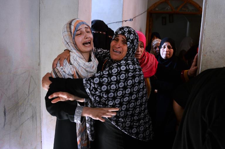 Những người phụ nữ Palestine than khóc trong đám tang người thân bị thiệt mạng vì các đợt tấn công của quân đội Israel