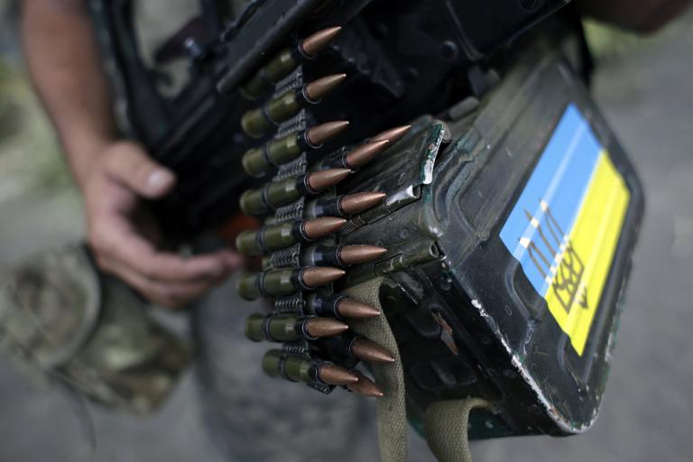 Bức ảnh chụp cận cảnh băng đạn trên tay một người lính gác tại một trạm kiểm soát phía đông của Donetsk
