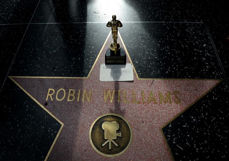 Bức tượng Oscar thu nhỏ và mảnh giấy ghi ''Tôi sẽ nhớ anh'' được đặt cạnh ngôi sao mang tên Robin Williams trên Đại lộ Danh Vọng ở HollyWood