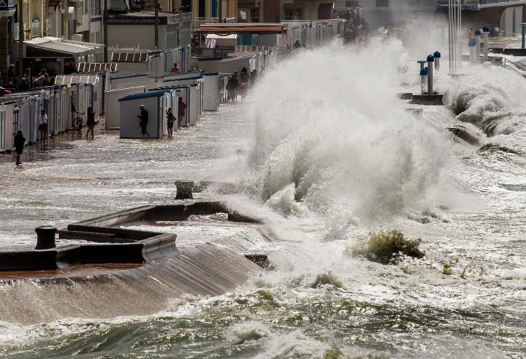 Một cơn sóng lớn ập vào con đê ven thị trấn nhỏ Wimereux ở Pháp