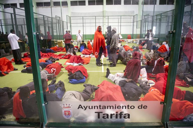 Những người đàn ông châu Phi tạm thời được tập trung trong một phòng thể dục sau khi được cảnh sát Tây Ban Nha giải cứu khỏi đường dây buôn người xuyên lục địa
