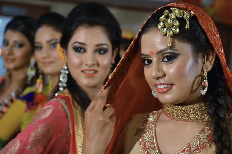 Những người mẫu Ấn Độ trinh diễn trang phục cô dâu truyền thống ở bang Punjab, Ấn Độ