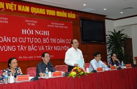 Phó Thủ tướng Nguyễn Xuân Phúc yêu cầu các địa phương rà soát lại số lượng dân di cư tự do đến chưa có cuộc sống ổn định, đi làm thuê mướn, chưa nhập hộ khẩu.