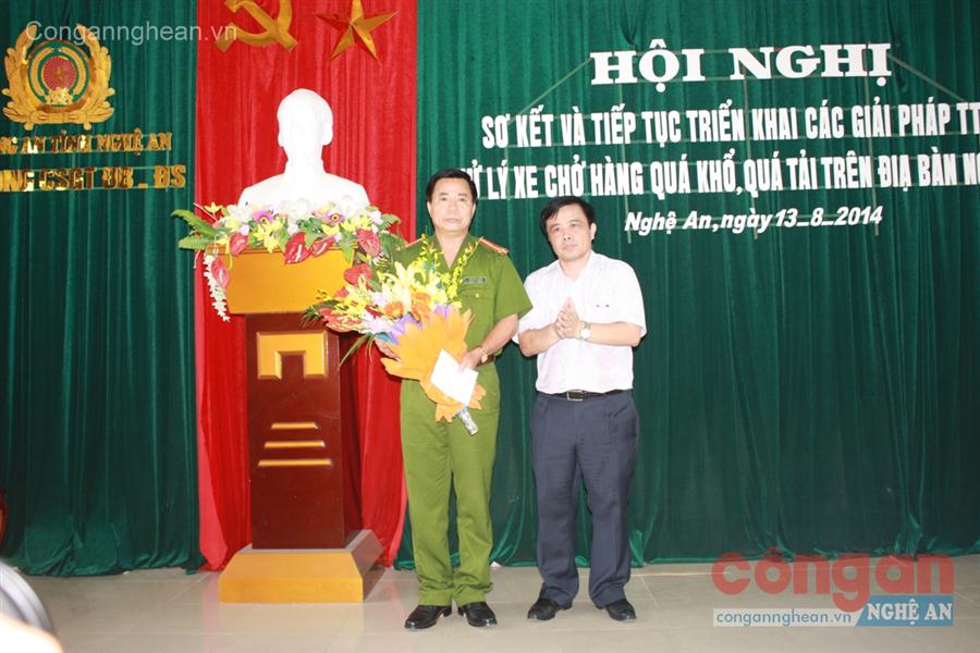 Đồng chí Huỳnh Thanh Điền- Phó Chủ tịch UBND tỉnh trao thưởng cho đơn vị Công an Nghi Lộc