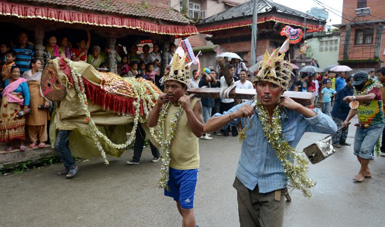 Những người đàn ông Nepal diễu hành trong lễ hội trồng lúa ở Kathmandu, thủ đô Nepal