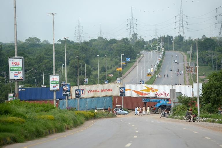 Cảnh sát Pakistan dùng container chắn ngang một con đường dẫn đến thủ đô Islamabad để cố gắng ngăn chặn một cuộc biểu tình
