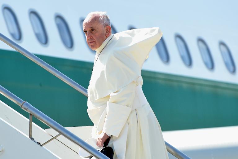 Đức Giáo Hoàng Francis lên máy bay chuẩn bị cho chuyến bay đến Hàn Quốc