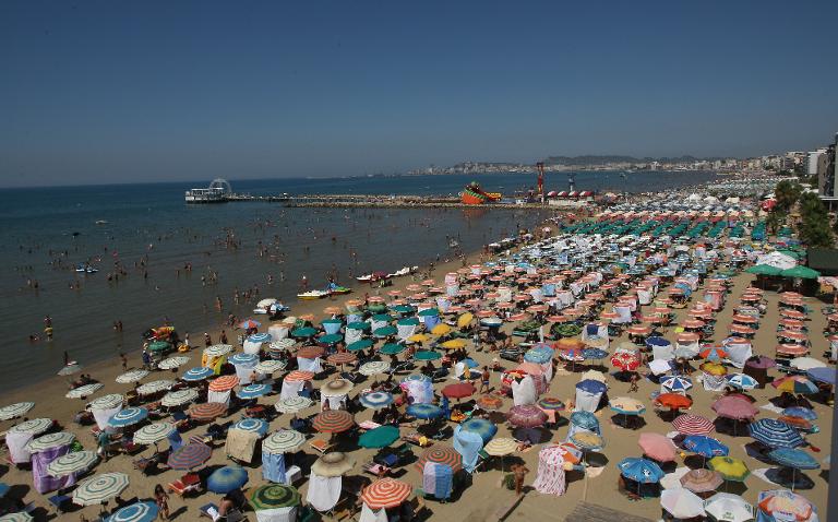 Một bãi biển đông đúc ở thành phố Durres trong ngày hè nắng nóng