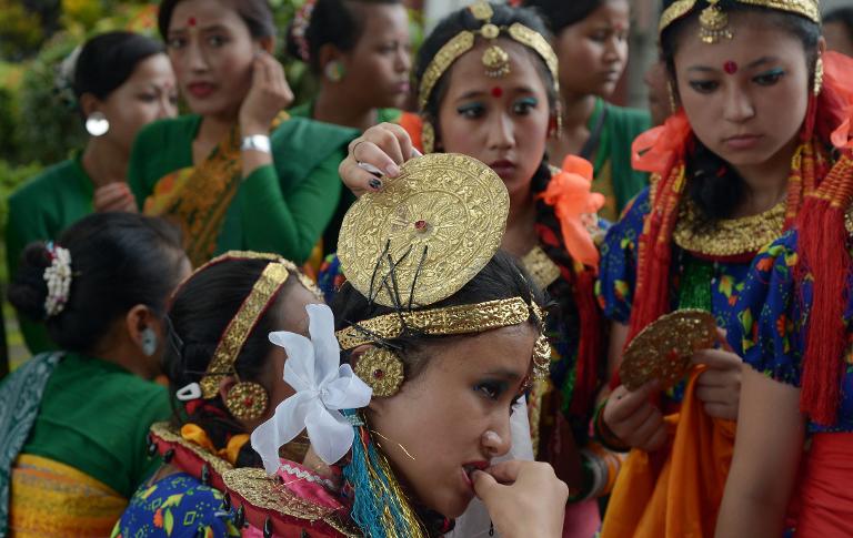 Những nữ sinh Ấn Độ ở Calcutta, thủ phủ bang Tây Bengal đang chuẩn bị cho lễ hội kỷ niệm 67 ngày Độc lập Ấn Độ