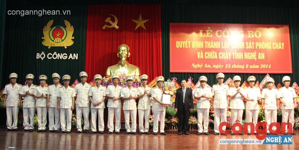 Trao quyết định thành lập Đảng bộ Cảnh sát PCCC Nghệ An