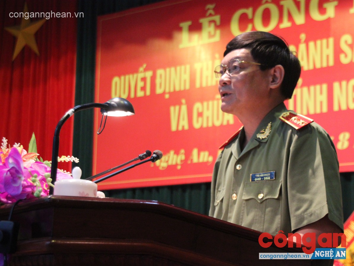 Thừa ủy quyền Bộ trưởng BCA, Trung tướng Trần Văn Nhuận, Phó tổng cục trưởng tổng cục XDLL công bố Quyết định thành lập Cảnh sát PCCC Nghệ An