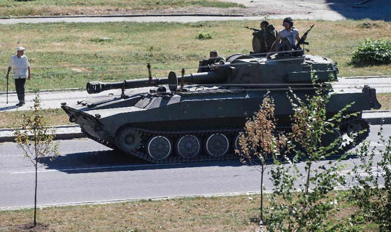 Quân ly khai thân Nga tuần tra trên một chiếc xe tăng ở thành phố Donetsk