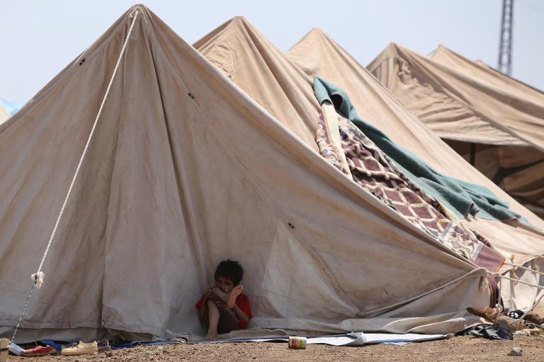 Đứa trẻ người Yazidi ngồi trước lều tị nạn khi cũng gia đình chạy trốn các cuộc tấn công của chiến binh thánh chiến  Nhà nước Hồi giáo ở Iraq