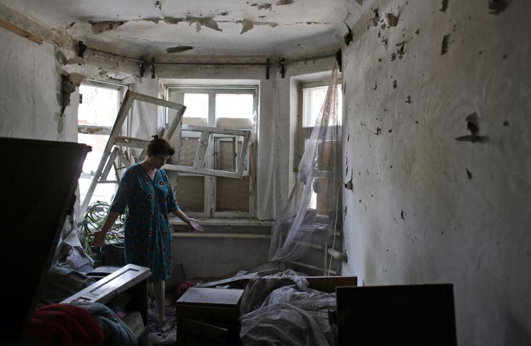 Người phụ nữ cúi nhìn đống đổ nát, nơi từng là căn hộ của cô ở thành phố miền đông Ukraina nhỏ Vuglegirsk, trong khu vực Donetsk