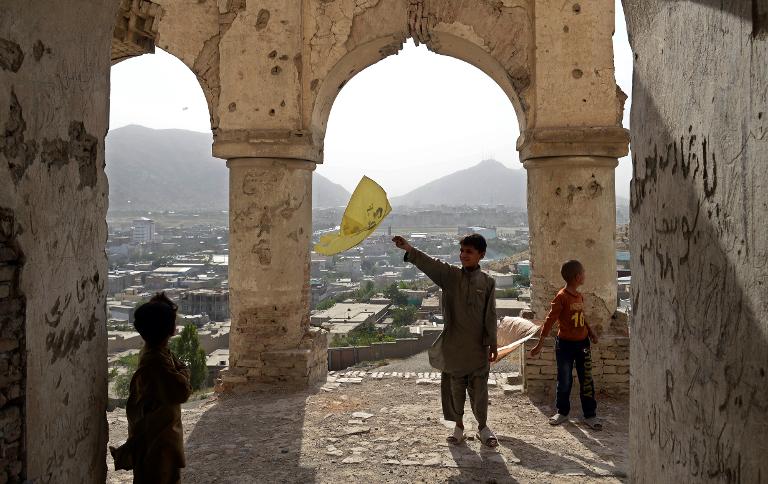 Những đứa trẻ Afghanistan chơi thả diều trên đỉnh ngọn đồi nhìn ra thủ đô Kabul