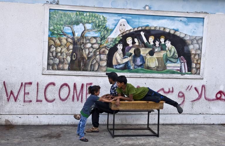 Những đứa trẻ Palestine vui chơi phía ngoài trường học của Liên Hiệp Quốc, nơi chúng có thể ẩn náu với gia đình để tạm tránh các cuộc chiến ở Gaza