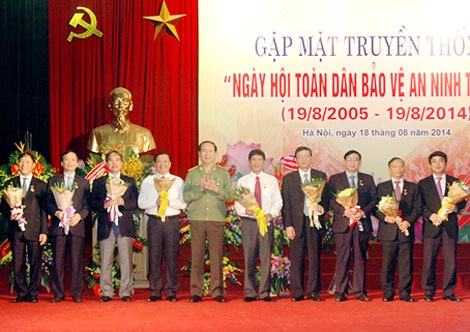 Đại tướng Trần Đại Quang, Ủy viên Bộ Chính trị, Bộ trưởng Bộ Công an trao “Kỷ niệm chương bảo vệ ANTQ cho các cá nhân có thành tích xuất sắc trong phong trào toàn dân bảo vệ ANTQ.