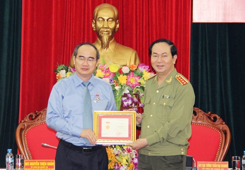 Bộ trưởng Bộ Công an Trần Đại Quang trao Bằng kỷ niệm chương Bảo vệ ANTQ tặng đồng chí Nguyễn Thiện Nhân.