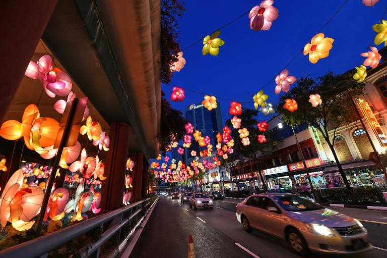 Lồng đèn hoa treo trên một phố chuẩn bị đón các lễ hội mùa thu ở Singapore