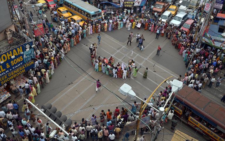 Các nhà hoạt động xã hội ở Ấn Độ tổ chức những hoạt động ở một ngã tư Calcutta, thủ phủ bang Tây Bengal nhằm lên án việc một người phụ nữ Ấn Độ vừa bị hiếp và giết chết gần đây