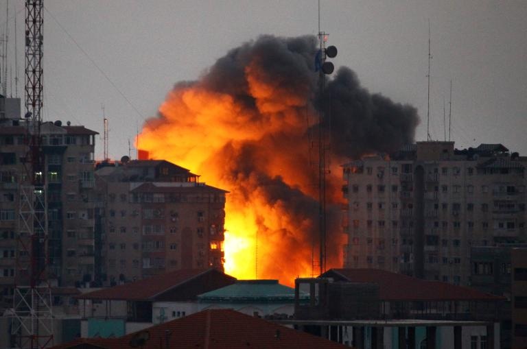Một quả cầu lửa bốc lên từ một tòa nhà sau cuộc không kích của Israel tại thành phố Gaza