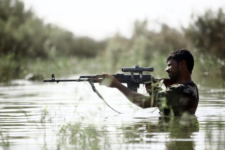 Một binh sĩ trung thành với giáo sĩ dòng Shiite tại Iraq tham gia huấn luyện chiến đấu gần thành phố Najaf