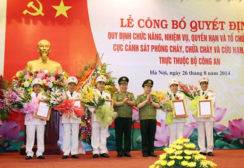 Thứ trưởng Bùi Quang Bền và Thứ trưởng Bùi Văn Thành trao Quyết định, tặng hoa chúc mừng lãnh đạo Cục Cảnh sát PCCC và CNCH.
