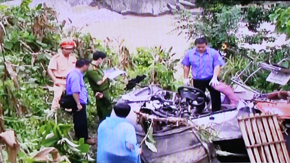 Lực lượng chức năng tỉnh Lào Cai tổ chức khám nghiệm hiện trường vụ tai nạn