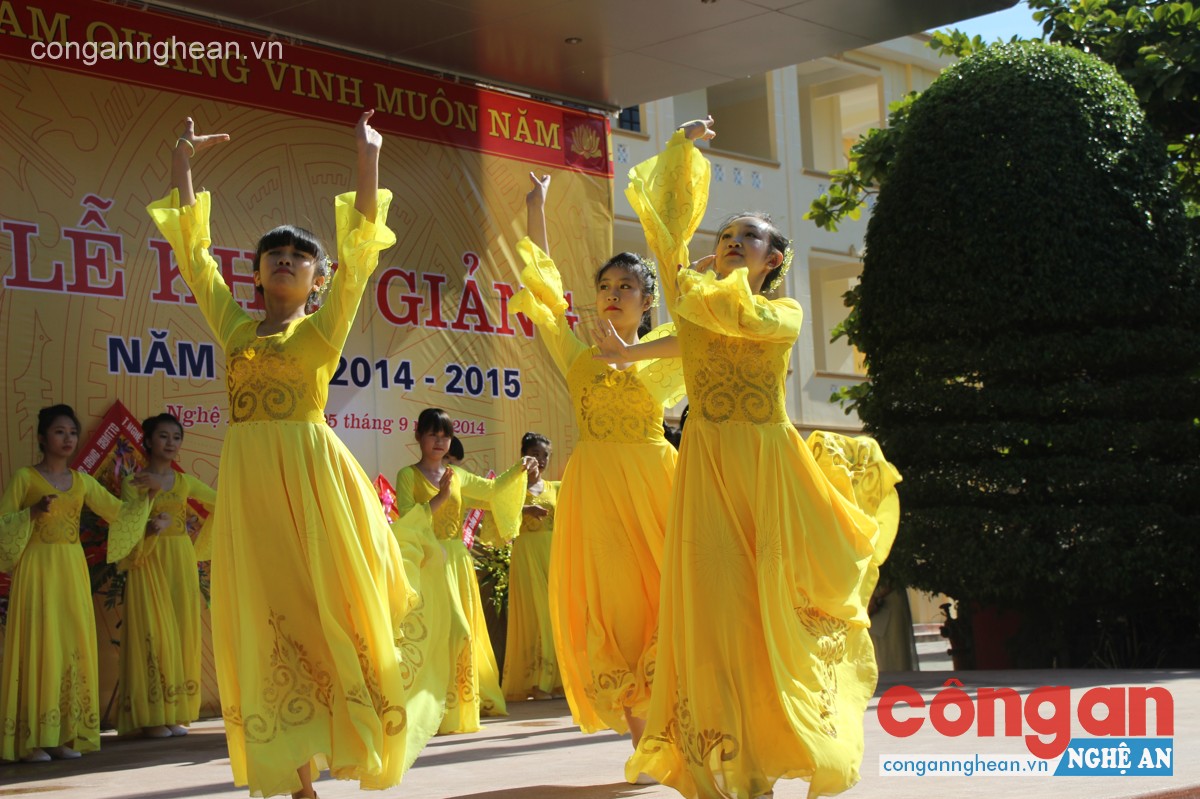 Một tiết mục văn nghệ chào mừng năm học mới của các nữ sinh trường THPT Phan Bội Châu