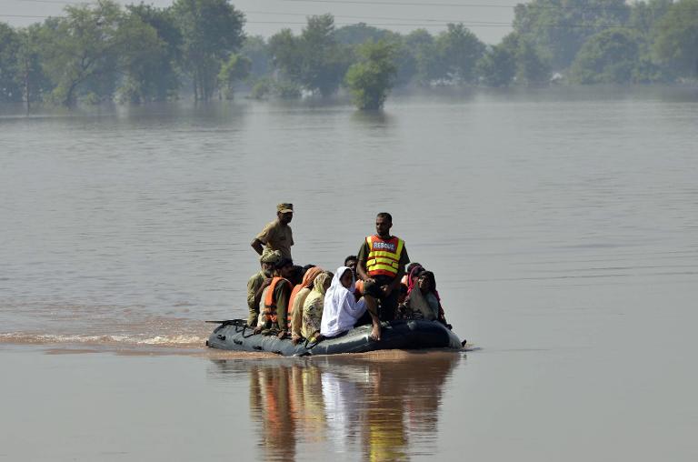 Binh sĩ Pakistan sử dụng xuồng cao su để cứu hộ các cư dân bị ảnh hưởng bởi lũ lụt ở một ngôi làng ở Jalalpur Bhattian, quận Hafizabad, tỉnh Punjab