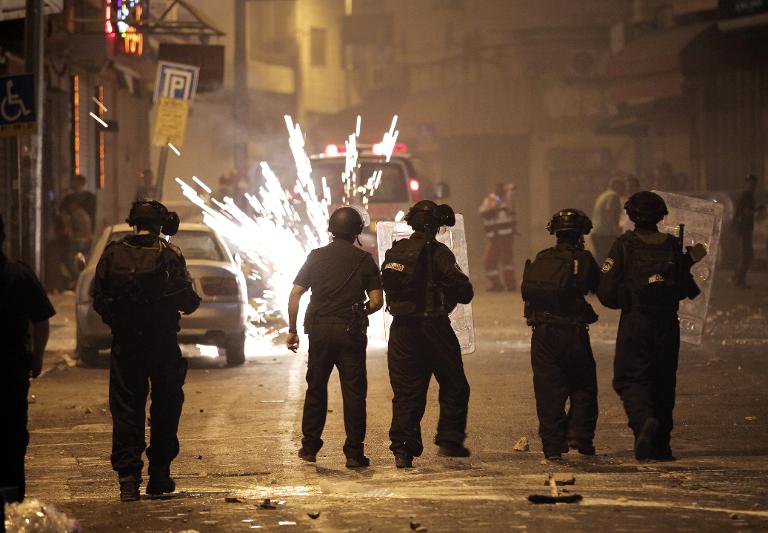 Cảnh sát Israel ném lựu đạn trong cuộc đụng độ với người Palestine ở Đông Jerusalem