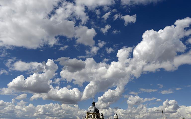 Một bức ảnh chụp quang cảnh bầu trời phía trên nhà thờ Almuneda ở Madrid, Tây Ban Nha