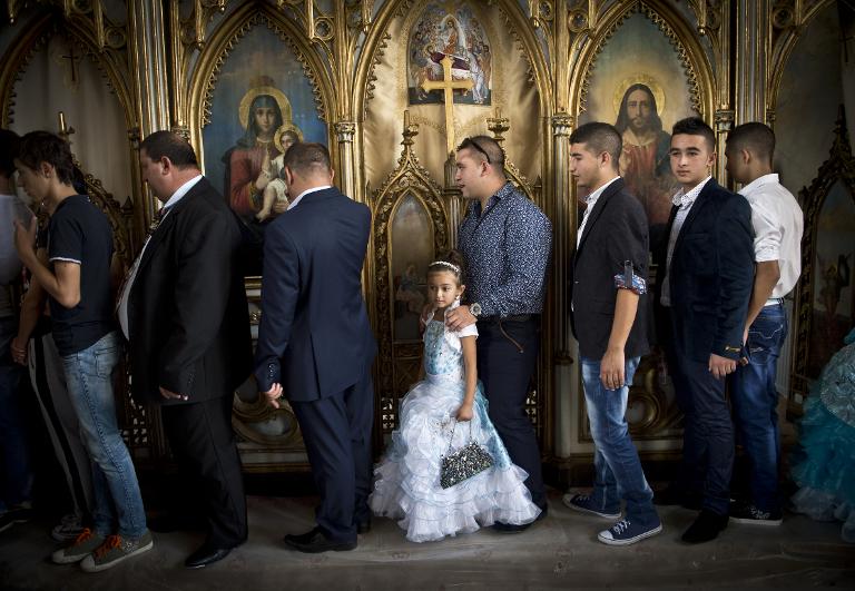 Người dân Romania xếp hàng làm lễ vào ngày St Mary tại Tu viện Bistrita, thị trấn Costesti, Romania