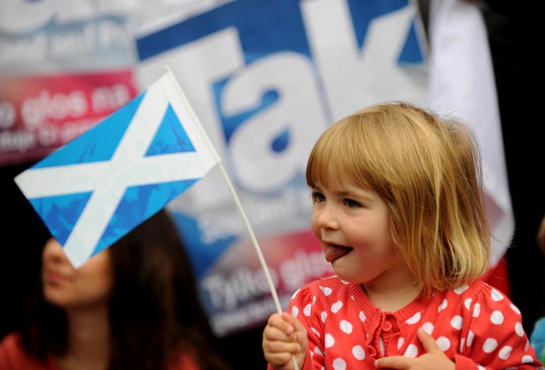Một đứa trẻ cầm lá cờ Scotland trong tay trong cuộc diễu hành bày tỏ ý muốn tách Scotland khỏi nước Anh