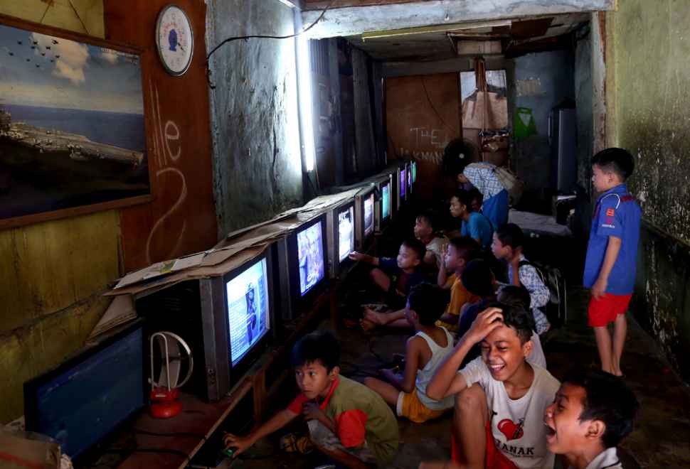 Trẻ em Indonesia chơi điện tử trong một cửa tiệm cho thuê với giá chừng 6.000đ/giờ ở Jakarta