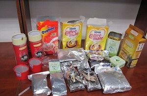 Tang vật một vụ vận chuyển ma túy được giấu trong các hộp thực phẩm.