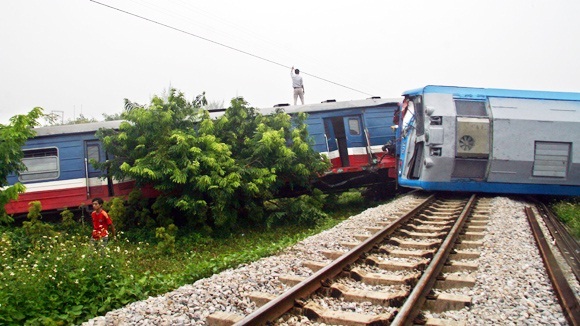 Va chạm với xe chở gạo, đoàn tàu đã bị lật đổ tại Nam Định