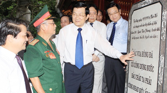 Chủ tịch nước Trương Tấn Sang cùng các cựu chiến sĩ Đại đoàn quân Tiên Phong thăm Đền Giếng trong Khu di tích lịch sử Đền Hùng, nơi cách đây 60 năm Bác Hồ trò chuyện với chiến sĩ Đại đoàn quân Tiên Phong, trước khi về tiếp quản Thủ đô