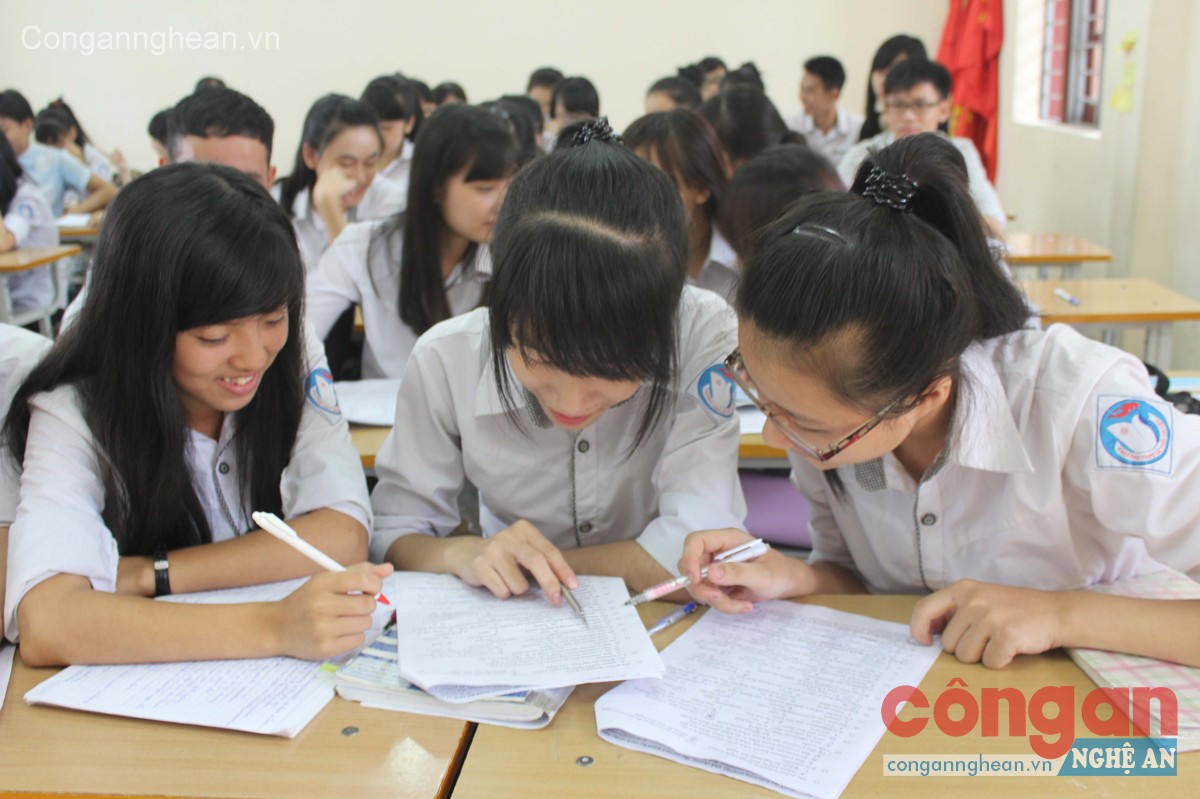 Giờ ra chơi, học sinh Trường THPT Lê Viết Thuật, TP Vinh trao đổi về phương án kỳ thi THPT Quốc gia mà Bộ GD&ĐT mới công bố
