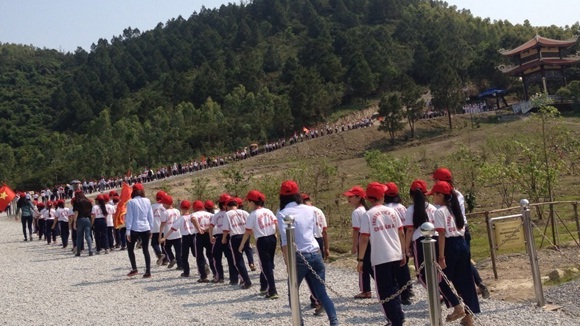 Các em học sinh trường Tiểu học Chu Văn An (Quảng Bình)  đến viếng Đại tướng và tổ chức Lễ kết nạp Đội viên mới