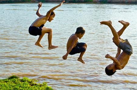 Mối nguy hiểm rình rập đối với trẻ em khi tắm sông, ao, hồ