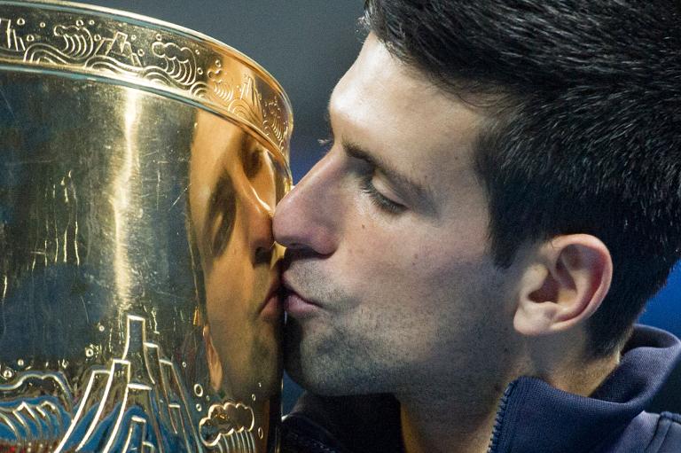 Novak Djokovic của Serbia hôn cup vàng sau khi đánh bại Tomas Berdych của Cộng hòa Séc trong trận chung kết đơn nam tại giải quần vợt Trung Quốc mở rộng, Trung tâm quần vợt quốc gia Bắc Kinh