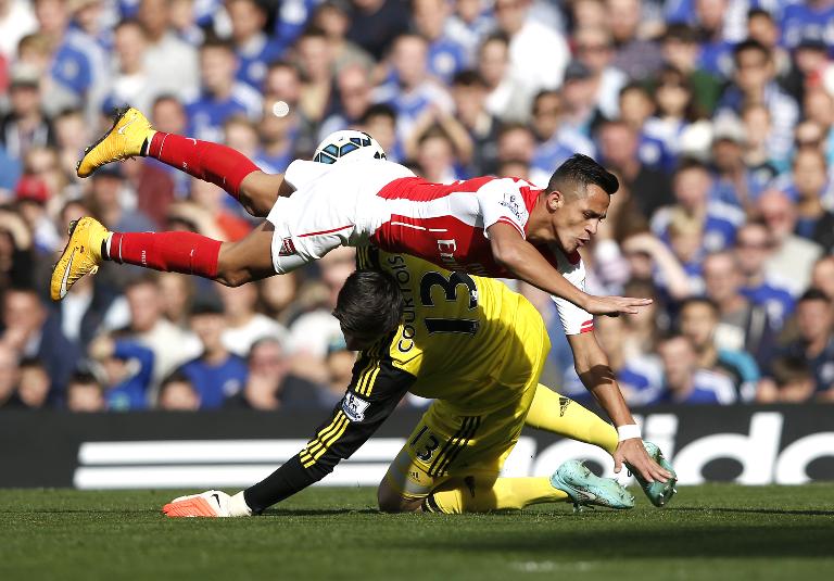 Pha va chạm của tiền đạo Arsenal Alexis Sanchez với thủ môn Thibaut Courtois của Chelsea trong trận đấu trong khuôn khổ giải Premier League