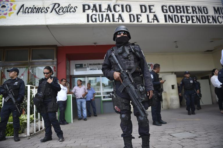 Cảnh sát tuần tra phía ngoài các địa điểm quan trọng ở Iguala, Mexico