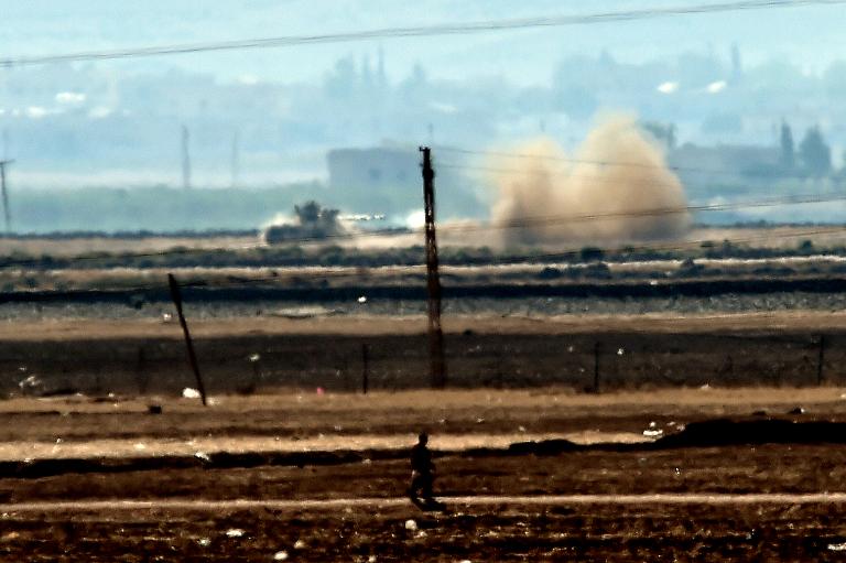 Một chiếc xe tăng của người Kurd  khai hỏa phía ngoài thị trấn Kobane