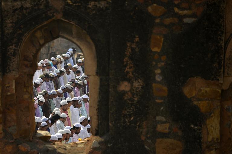 Người Hồi Giáo ở Ấn Độ đang cầu nguyện trong đống đổ nát của nhà thờ Hồi giáo Feroz Shah Kotla ở New Delhi, Ấn Độ