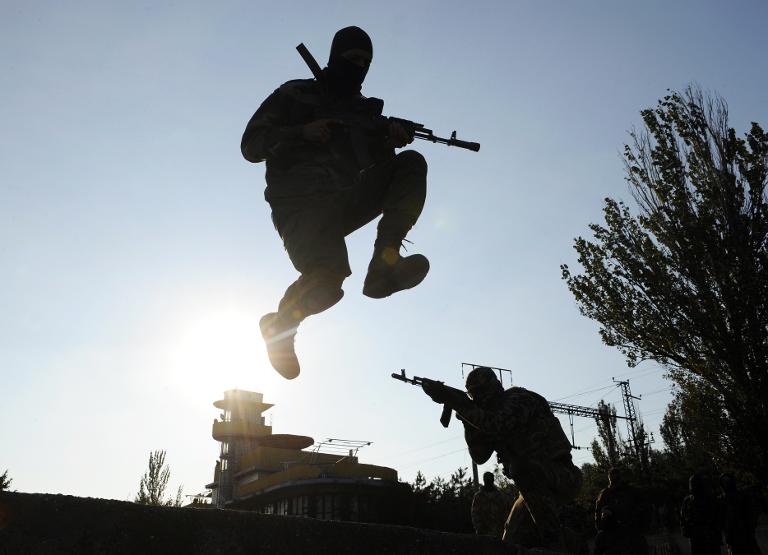 Những binh sĩ tham gia diễn tập quân sự gần thành phố miền đông Mariupol của Ukraina
