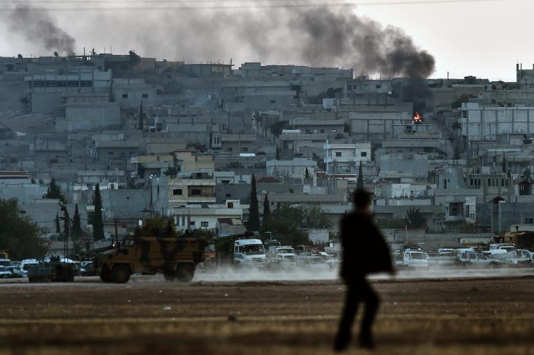 Khói đạn khắp nơi ở thị trấn Kobane, Syria, nơi liên minh chống IS vừa tiến hành các cuộc không kích kéo dài vào các tay súng của lực lượng này